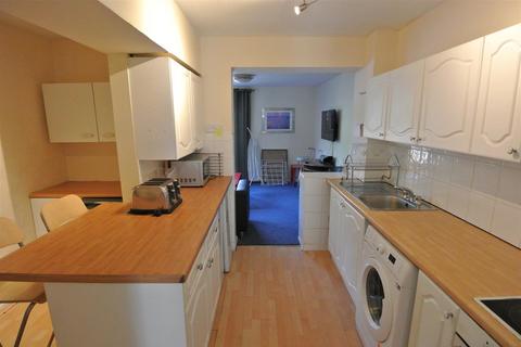 5 bedroom end of terrace house to rent, Cherrywood Avenue, Egham TW20