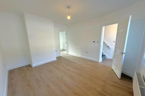 3 bedroom end of terrace house to rent, 17 Spencer Close, Woking GU21