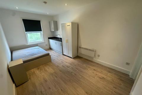 Studio to rent, Shorndean Street, London