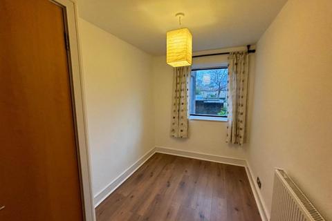 2 bedroom flat to rent, Horseshoe Close, London,