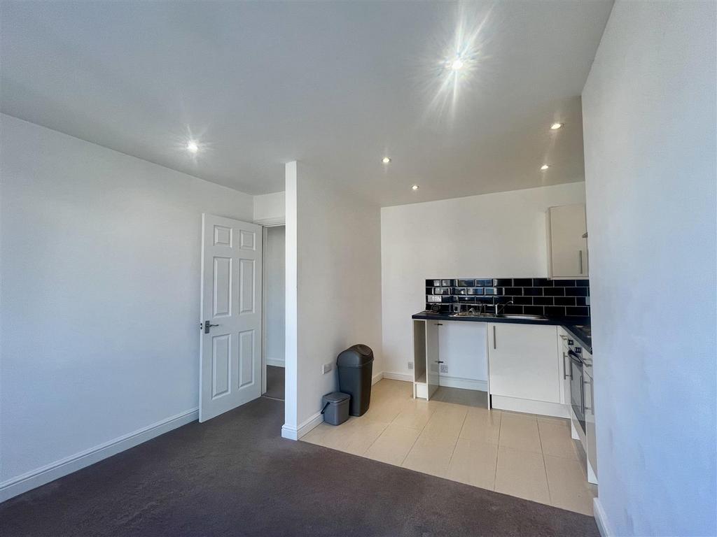 Open plan lounge / kitchen
