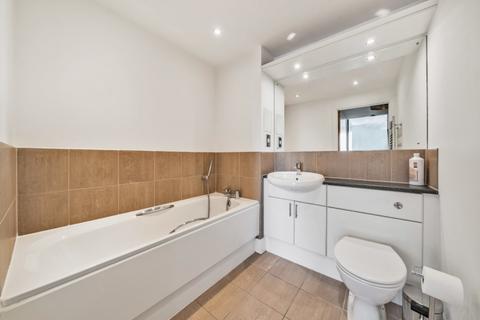 2 bedroom apartment to rent, Lombard Road London SW11