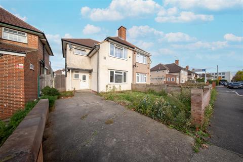 4 bedroom semi-detached house to rent, Summerhouse Avenue, Heston TW5