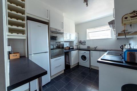 2 bedroom flat to rent, Leithcote Path, London SW16