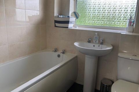 3 bedroom semi-detached house to rent, Coppice Close, Hinckley