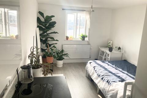 Studio to rent, Brownhill Road, London SE6