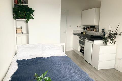 Studio to rent, Brownhill Road, London SE6