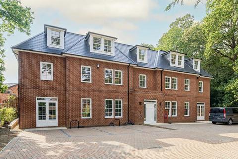 3 bedroom flat for sale, St. Georges Avenue, Weybridge KT13