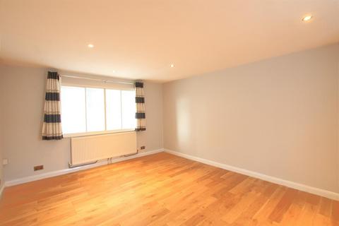 5 bedroom detached bungalow to rent, Sutton Square, Hounslow TW5