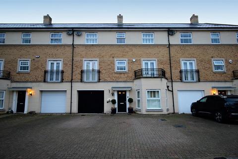 4 bedroom terraced house to rent, De Paul Way, Brentwood