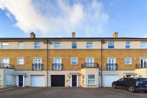 4 bedroom terraced house to rent, De Paul Way, Brentwood