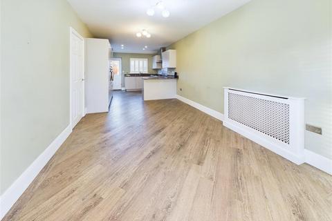 4 bedroom terraced house to rent, De Paul Way, Brentwood