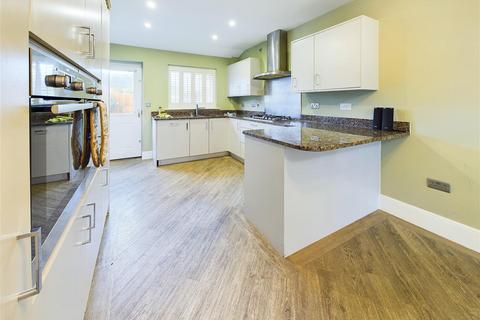 4 bedroom terraced house to rent, De Paul Way, Brentwood