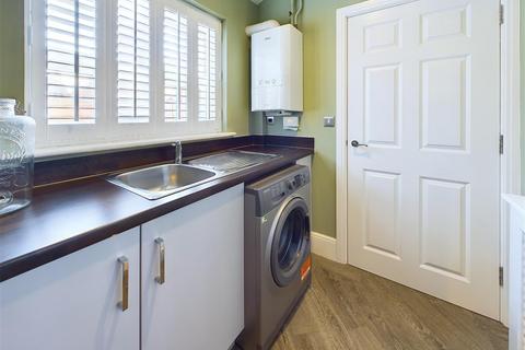 4 bedroom terraced house to rent, De Paul Way, Brentwood