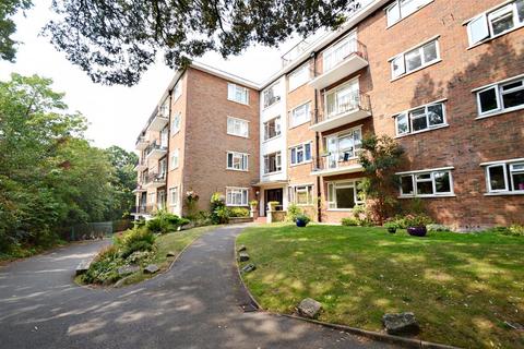 2 bedroom ground floor flat to rent, Madeira Road, Bournemouth BH1