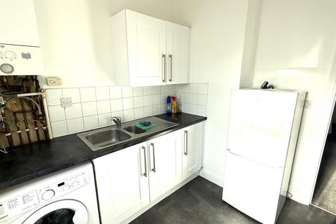 1 bedroom flat to rent, Love Lane, Surrey CR4