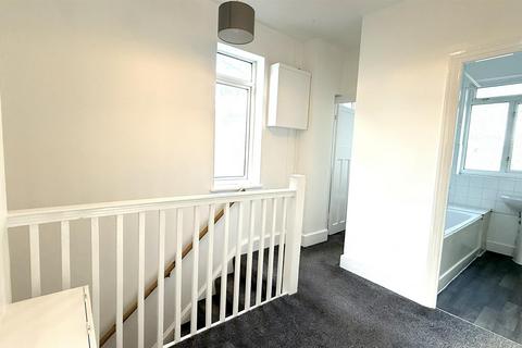 1 bedroom flat to rent, Love Lane, Surrey CR4