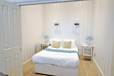 Studio to rent, Elsham Road, Kensington Olympia, London, W14