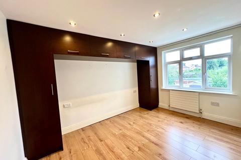 6 bedroom semi-detached house to rent, Park Lane, Harrow HA2