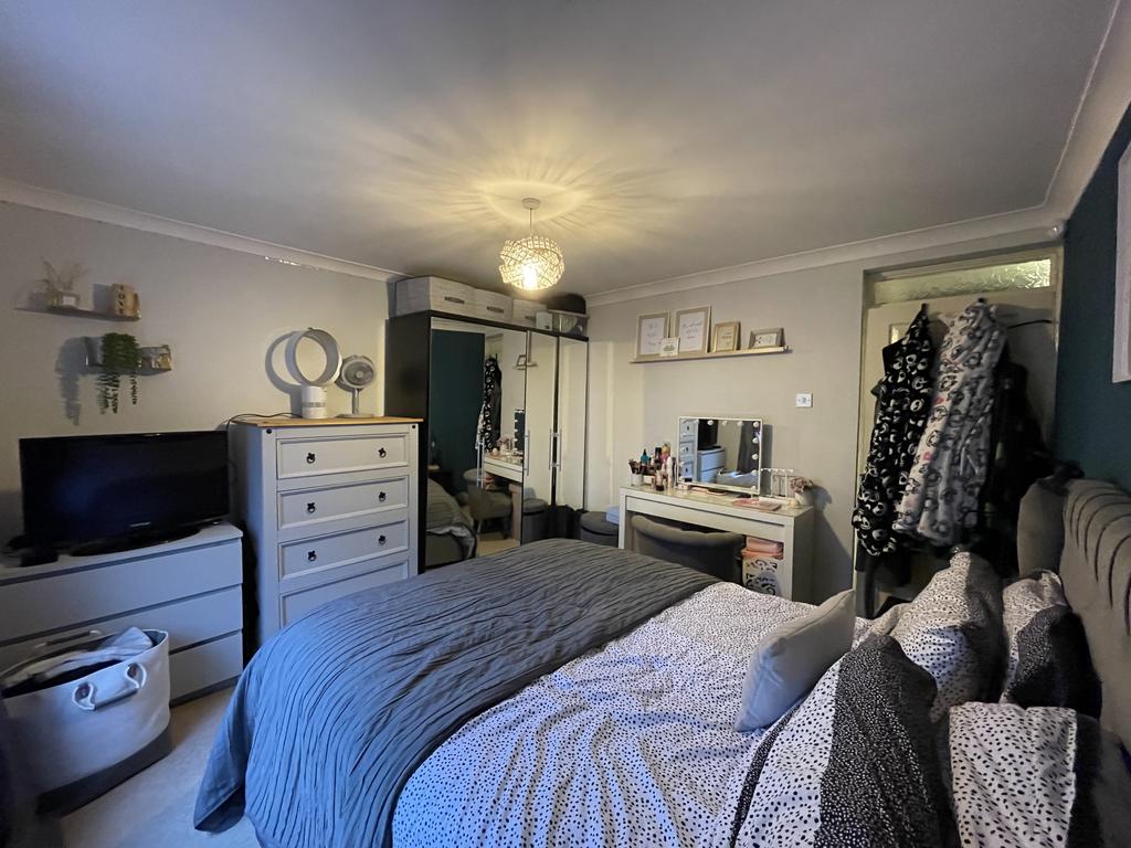 Bedroom 1c.JPG