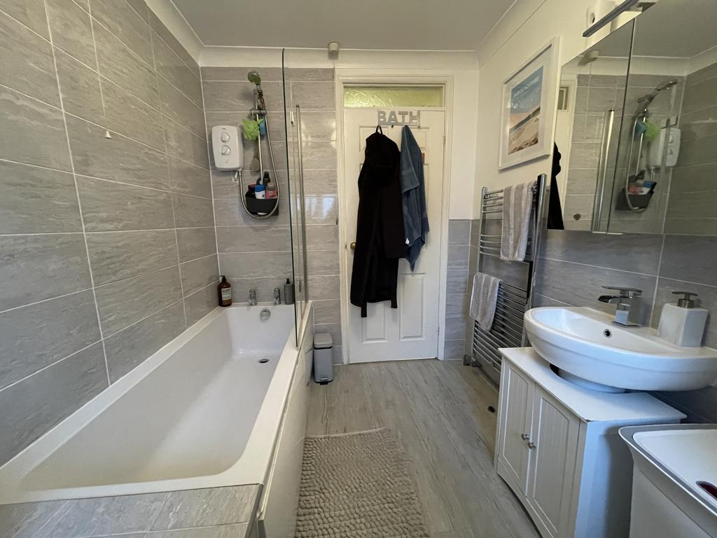 Bathroom 2.JPG