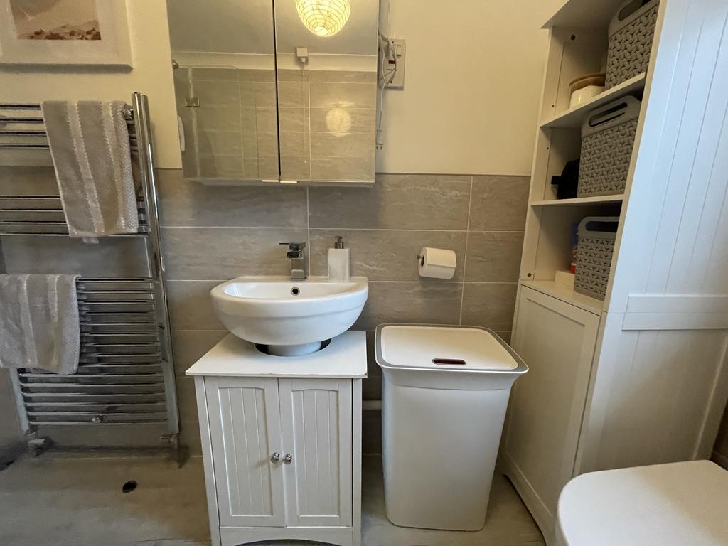 Bathroom 3.JPG
