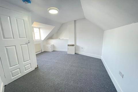 2 bedroom flat to rent, Station Road, Ashford