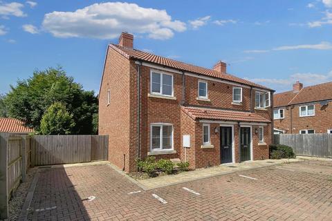 3 bedroom semi-detached house to rent, Park Lane, Donington