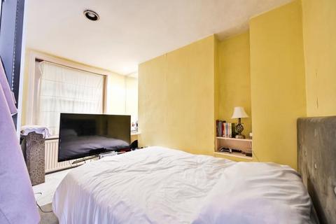 26a Gayford Road, London, W12 9BN