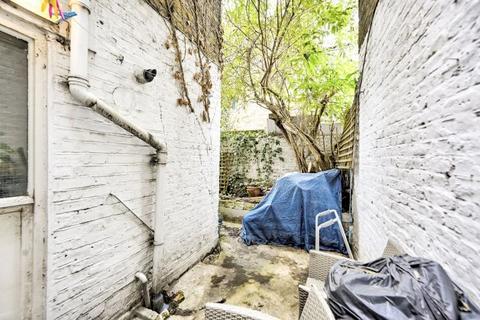 26a Gayford Road, London, W12 9BN
