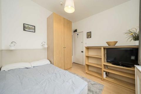 Studio to rent, Fairholme Road, London W14