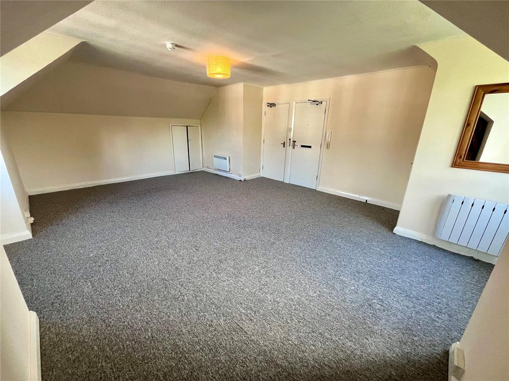 https://media.onthemarket.com/properties/16137049/1518522424/image-3-1024x1024.jpg