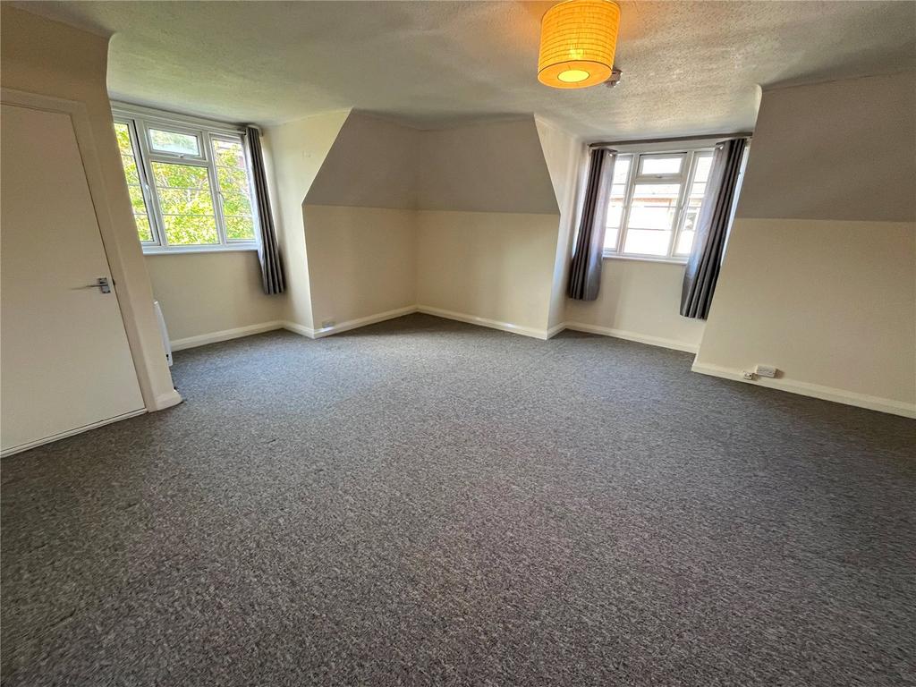 https://media.onthemarket.com/properties/16137049/1518522424/image-4-1024x1024.jpg