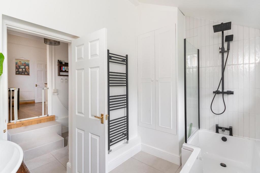 G3 F6 LATN - Bathroom B.jpg