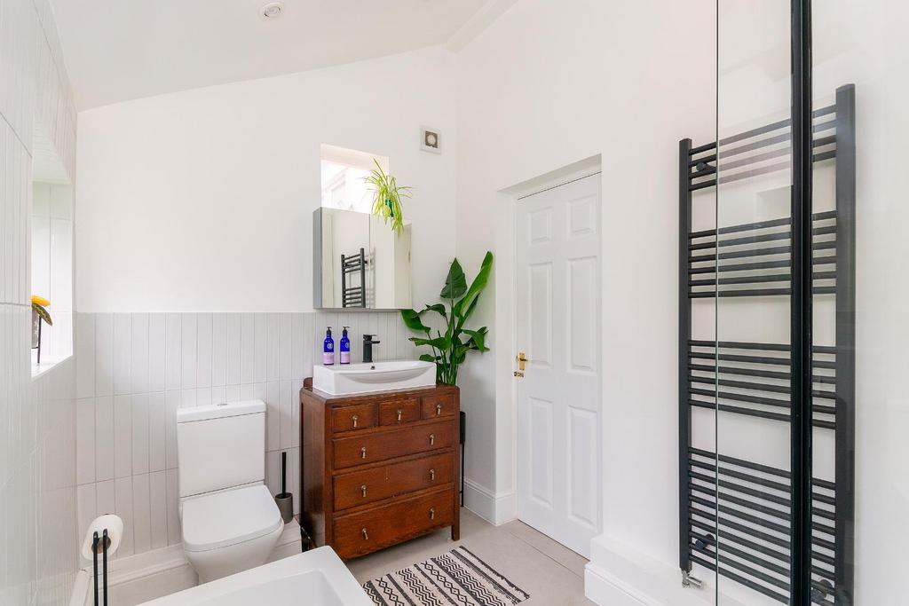 G3 F6 LATN - Bathroom A.jpg