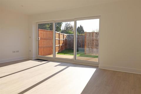 2 bedroom end of terrace house for sale, Nightingale Close, Redhill