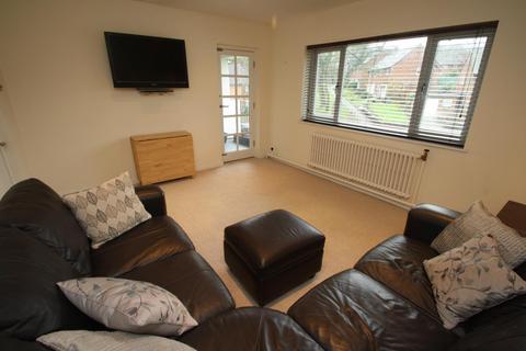 2 bedroom flat to rent, West Park Drive East, Leeds, West Yorkshire, UK, LS8