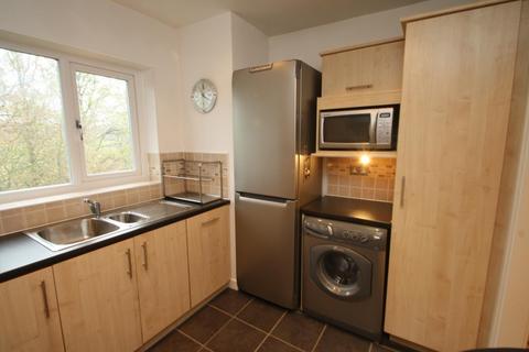 2 bedroom flat to rent, West Park Drive East, Leeds, West Yorkshire, UK, LS8