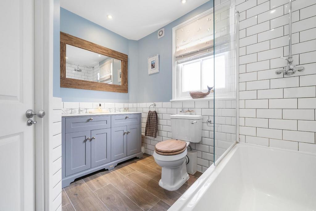 Bathroom (2).jpg