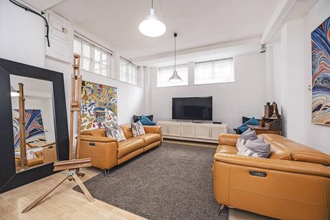 Studio to rent, Fairclough Street, Aldgate, London, E1