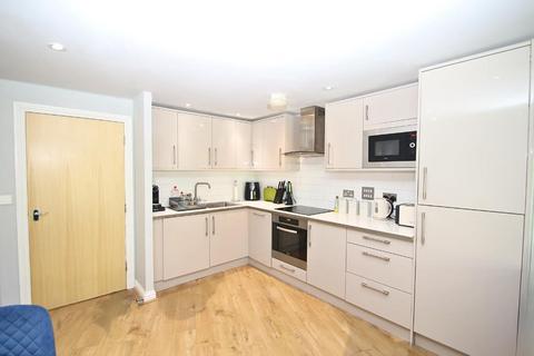 2 bedroom flat to rent, Knaphill