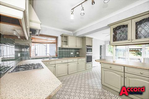 142 Cross Road, Mawneys, Romford, RM7 8EL