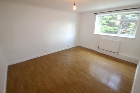 2 bedroom flat to rent, The Avenue, Worcester Park KT4