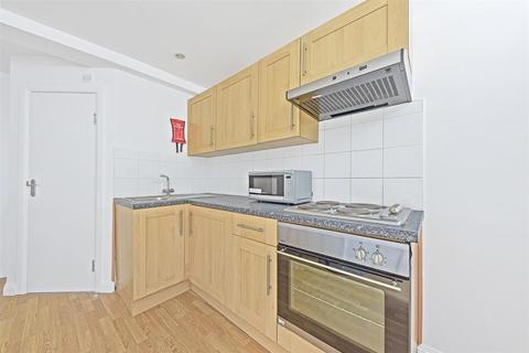 Studio to rent, Palace Court, London W2