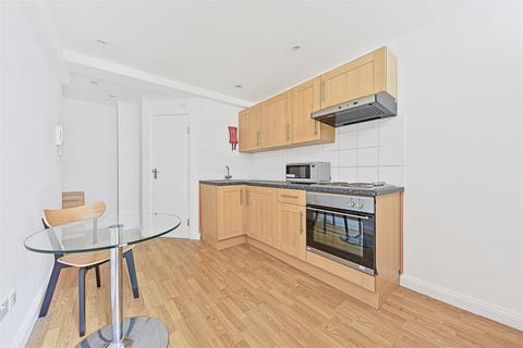 Studio to rent, Palace Court, London W2