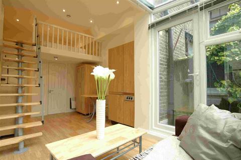 Studio to rent, Gunterstone Road, London W14