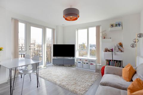 2 bedroom flat for sale, Adenmore Road, London SE6