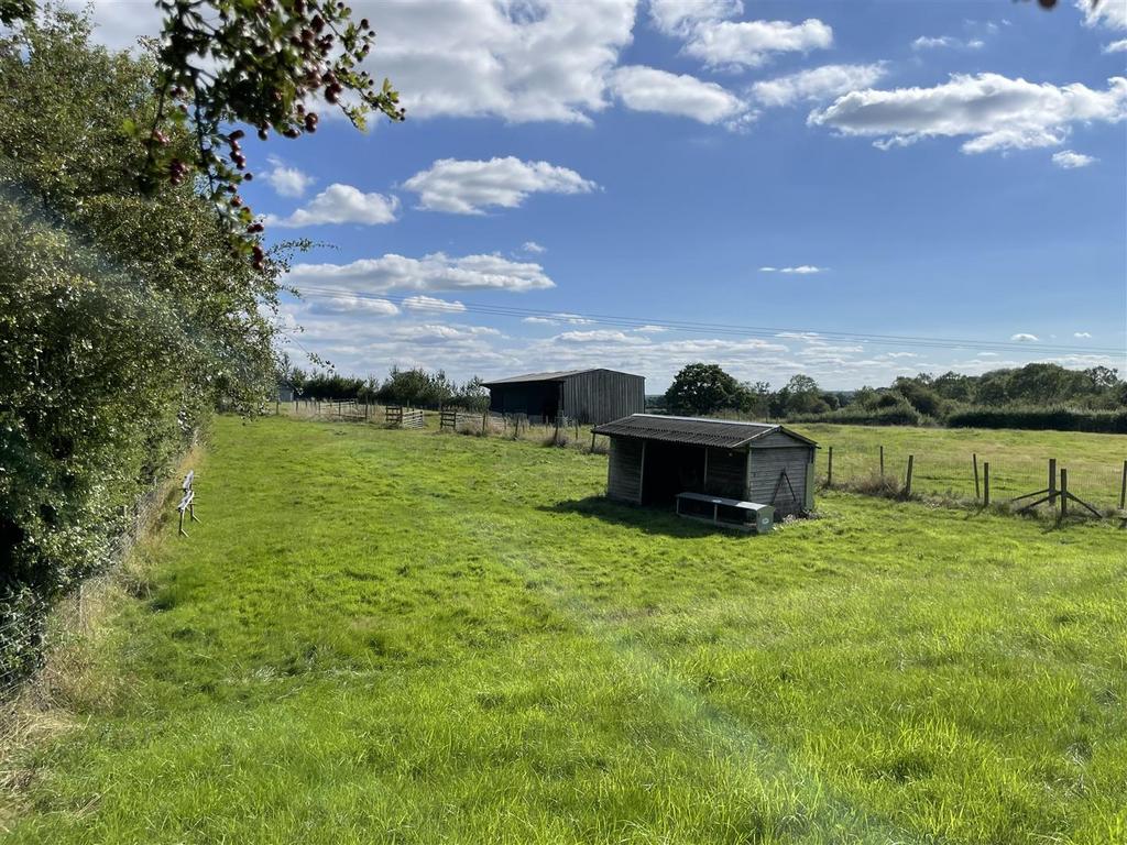 Field shelter and F7 Barn.JPG