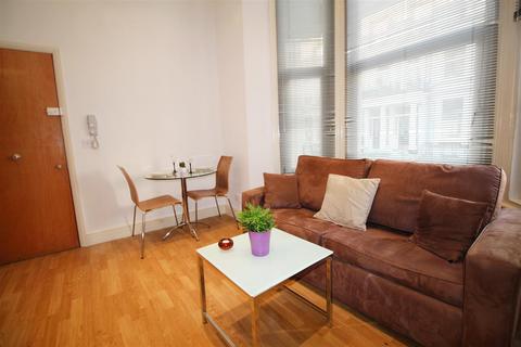 Studio to rent, Cheniston Gardens, London W8