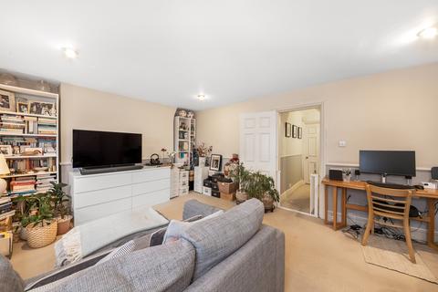 17d Wellington Gardens, London, SE7 7PJ